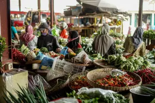 Ilustrasi: Aktivitas pedagang dan pembeli di pasar tradisional dengan aneka sayuran segar.