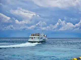 Ilustrasi: Kapal di Nusa Penida, Bali.