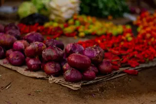 Ilustrasi: Bawang merah dan aneka cabai segar tersusun beralaskan karung di pasar.