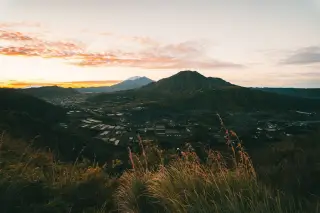 Ilustrasi: Pemandangan lanskap kaldera dan Gunung Batur di Kintamani saat fajar menyingsing.
