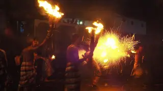 Foto arsip: Meamuk-amukan Api tradisi Desa Padang Bulia, Buleleng Bali yang selalu dilaksanakan sehari sebelum Nyepi.