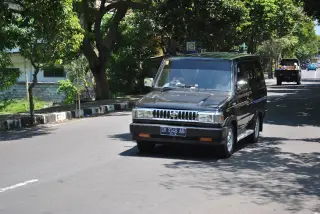 Foto arsip: Toyota Kijang di jalan Untung Surapati, Amlapura.