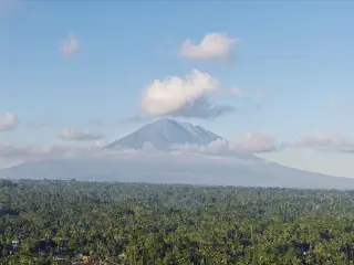 Foto arsip: Mount Agung from Gianyar Regency.