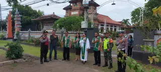 Foto arsip: Pengamanan Kebaktian Minggu I oleh aparat keamanan, sesudah Epiphanias.