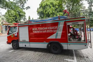 Foto arsip: Ubud, Bali, Indonesia: A HINO DUTRO 110 LD fire appliance.