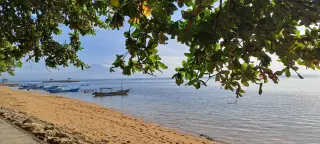 Foto arsip: Pantai Sanur juga dikenal sebagai pantai untuk melihat matahari terbit, berlawanan dengan Pantai Kuta yang lebih dikenal dengan pemandangan matahari…
