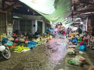 Ilustrasi: Suasana pasar tradisional dengan deretan pedagang sayur dan buah di bawah terpal peneduh.