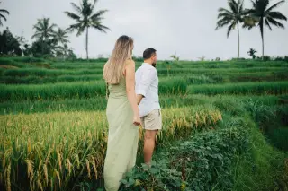 Ilustrasi: Sepasang pria dan wanita berjalan bergandengan tangan di pematang sawah berundak.