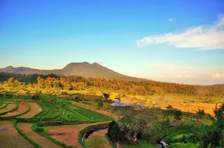Foto arsip: Bukit Lempuyang dan Sawah di kabupaten Karangasem-Bali.