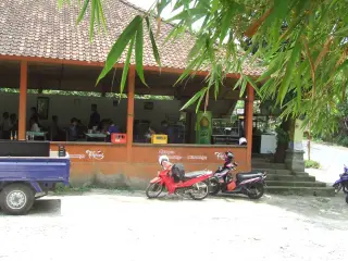 Foto arsip: Typical warung babi guling at main road Gilimanuk - Denpasar near Tabanan 2009.