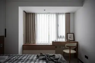 Ilustrasi: Kamar tidur bergaya minimalis dengan tempat tidur, meja kerja, dan jendela berpenutup tirai.
