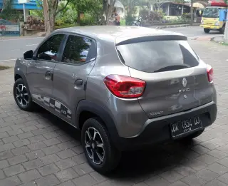 Foto arsip: Hatchback murah Renault Kwid di Jalan Untung Surapati, Karangasem, Bali.
