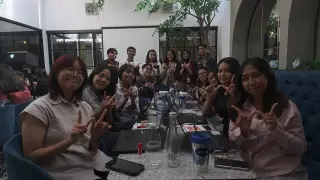 Foto arsip: Foto bersama peserta yang antusias melakukan penyuntingan artikel bersama pada saat pelatihan Wikipedia bersama tim Wiki Kelana Budaya dan Wiki Denp…