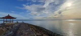 Foto arsip: Pantai Sanur juga dikenal sebagai pantai untuk melihat matahari terbit, berlawanan dengan Pantai Kuta yang lebih dikenal dengan pemandangan matahari…