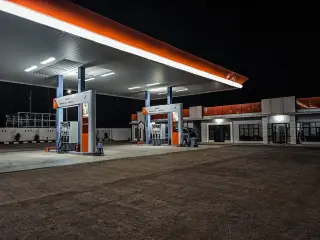 Ilustrasi: Area pompa bensin SPBU yang sepi dan terang di malam hari.