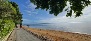 Foto arsip: Pantai Sanur juga dikenal sebagai pantai untuk melihat matahari terbit, berlawanan dengan Pantai Kuta yang lebih dikenal dengan pemandangan matahari…