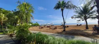 Foto arsip: Pantai Sanur juga dikenal sebagai pantai untuk melihat matahari terbit, berlawanan dengan Pantai Kuta yang lebih dikenal dengan pemandangan matahari…