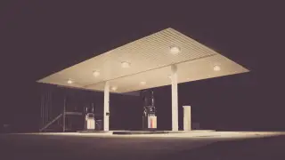 Ilustrasi: Stasiun pengisian bahan bakar sepi dengan lampu menyala pada malam hari.