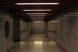Ilustrasi: Lorong bangunan bawah tanah yang sepi dengan pencahayaan lampu neon di langit-langit.