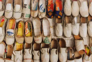 Ilustrasi: Deretan sepatu slip-on buatan tangan yang dibuat dari bahan karung dan kemasan daur ulang.