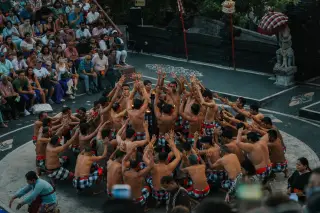Ilustrasi: Pertunjukan tari kecak di Bali yang disaksikan oleh kerumunan wisatawan di tribun.
