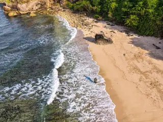 Pantai Pasir Putih Buleleng: Lokasi, Akses, dan Daya Tarik