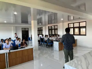 Selvi Ananda Meninjau Perajin Gringsing di Tenganan