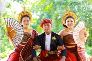 Ilustrasi: Tiga pemuda mengenakan busana adat Bali lengkap dengan hiasan kepala keemasan dan kipas.