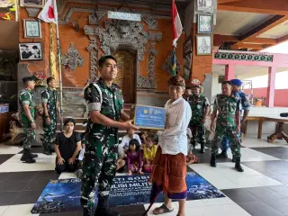 Suasana penyerahan bantuan secara simbolis saat bakti sosial Satpom Lanud I Gusti Ngurah Rai di Dharma Jati II, Penatih, Denpasar Timur, Kamis (29/10/2026).