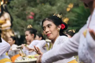 Ilustrasi: Sejumlah penari perempuan mengenakan kebaya putih dan hiasan kepala tradisional Bali.
