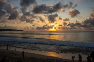 Satpolairud Perketat Pengawasan Pantai Kuta hingga Seminyak