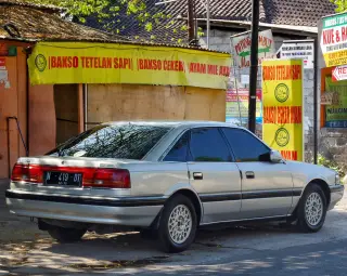 Foto arsip: Hatchback Mazda 626 Capella tahun produksi 1992 di Denpasar, Bali, Indonesia.
