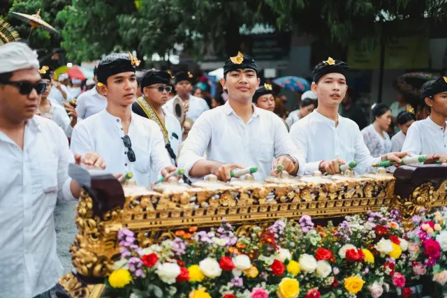 Generasi Muda Bali Merawat Tradisi di Era Digital