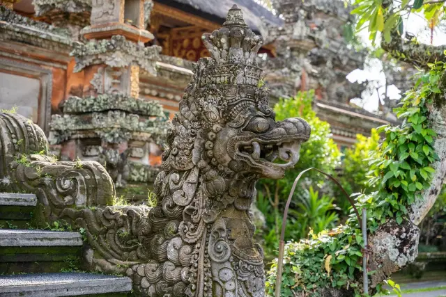 Giri Prasta Ajak Umat Hindu Perkuat Menyama Braya di Pura Lempuyang